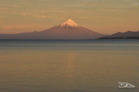 O magnífico vulcão Osorno e o lago Llanquihue iluminados pela luz de fim de tarde, em Puerto Varas, no sul do Chile
